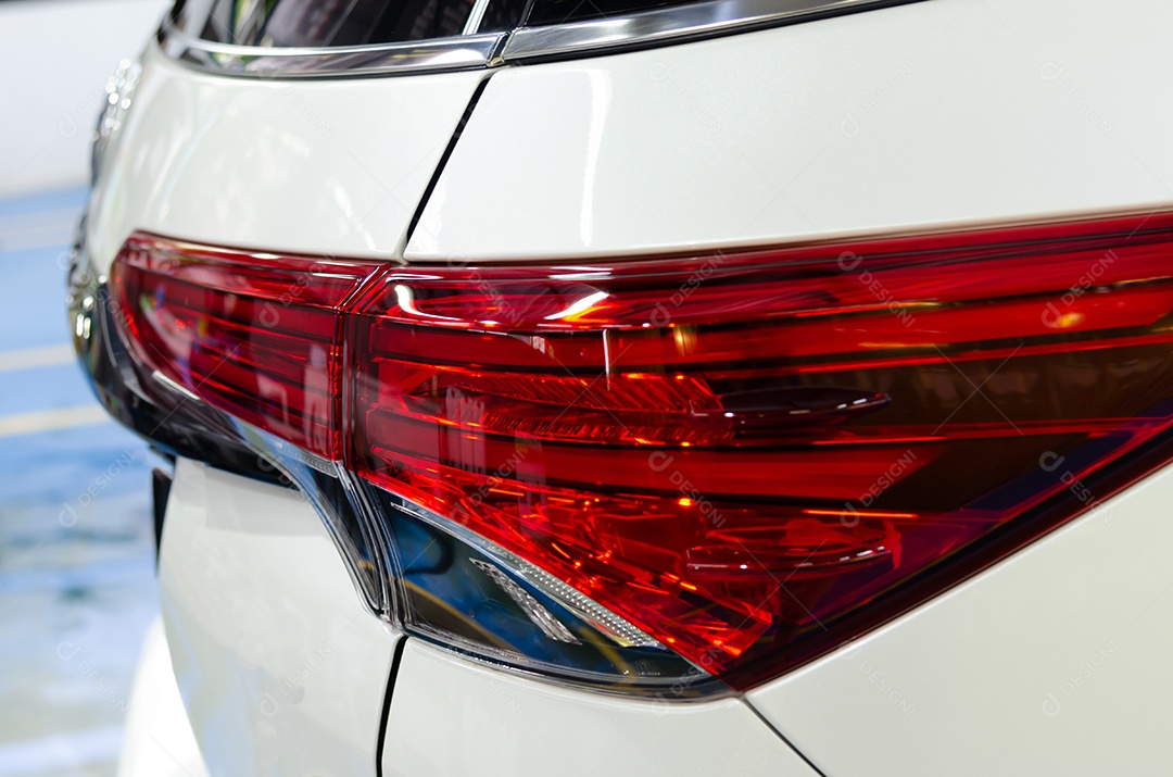 Perto das lanternas traseiras, carros brancos.