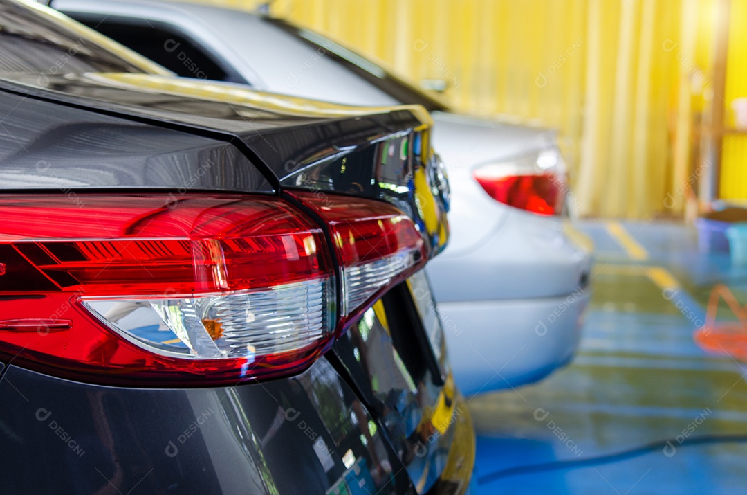 Perto das lanternas traseiras, carros cinzas.