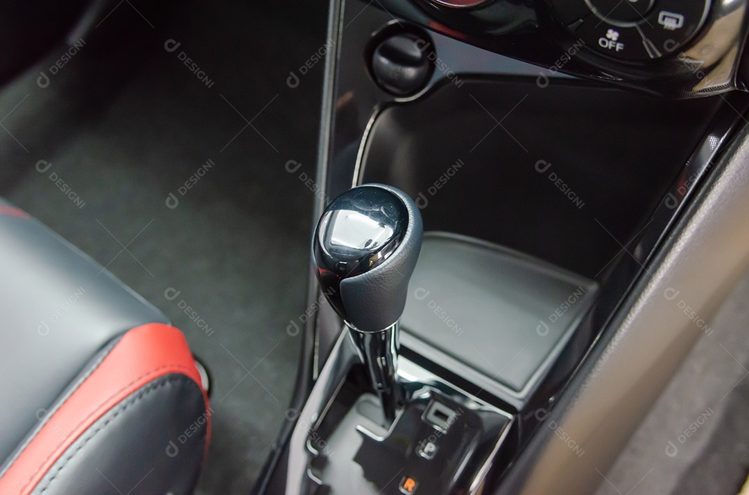 Engrenagem automática, detalhe do interior do carro moderno