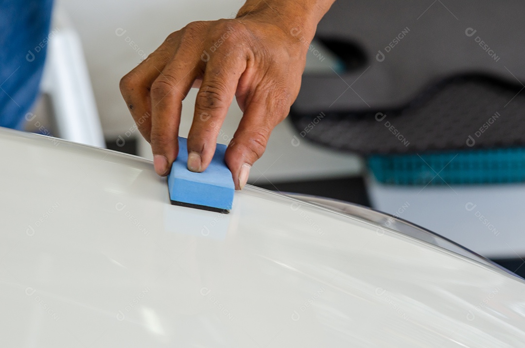 Os homens usam revestimento nano - protetor.