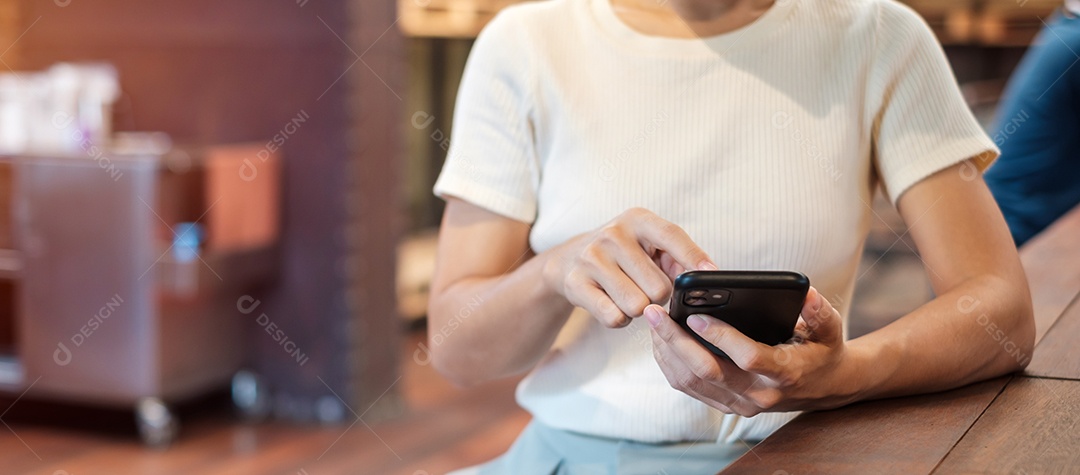 Mulher de negócios casual segurando e usando smartphone para mensagens sms, jovem digitando celular touchscreen no café ou escritório moderno. estilo de vida, tecnologia, mídia social e conceito de rede