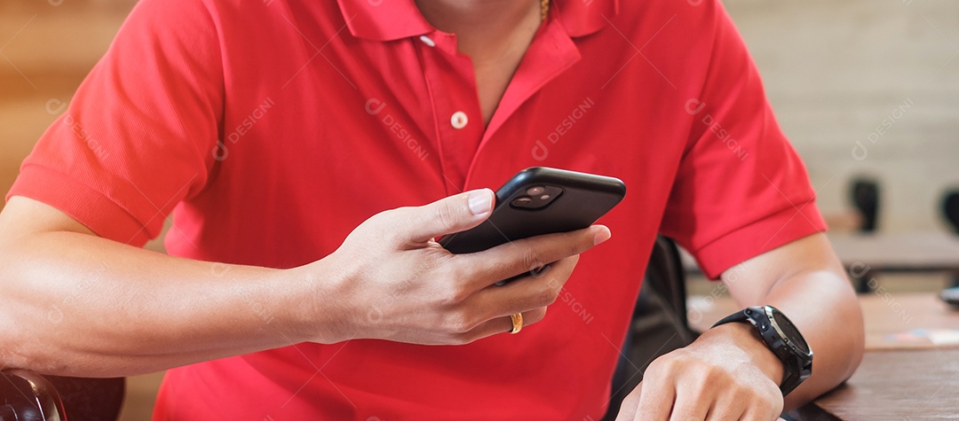 Empresário casual segurando e usando smartphone para mensagens sms, jovem digitando celular touchscreen no café ou escritório moderno. estilo de vida, tecnologia, mídia social e conceito de rede