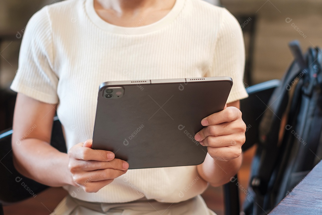 mulher usando tablet para mensagens sms, mão segurando lápis digitando celular touchscreen no café ou escritório moderno. estilo de vida, tecnologia, mídia social e conceito de rede