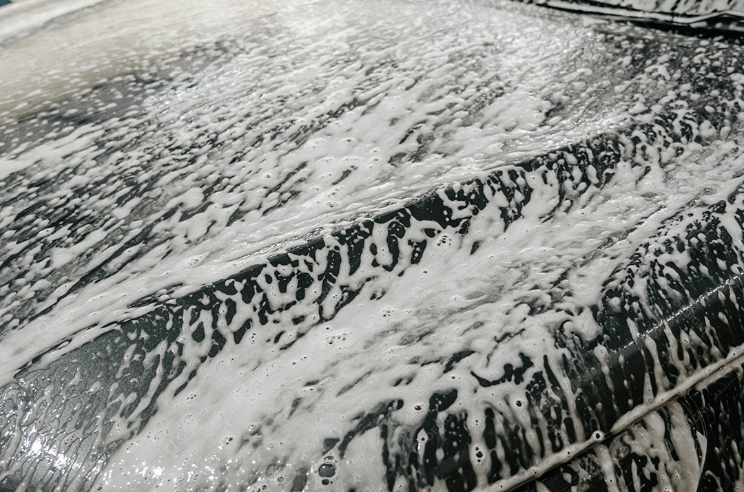 Lavagem de carro com sabão de bolha.