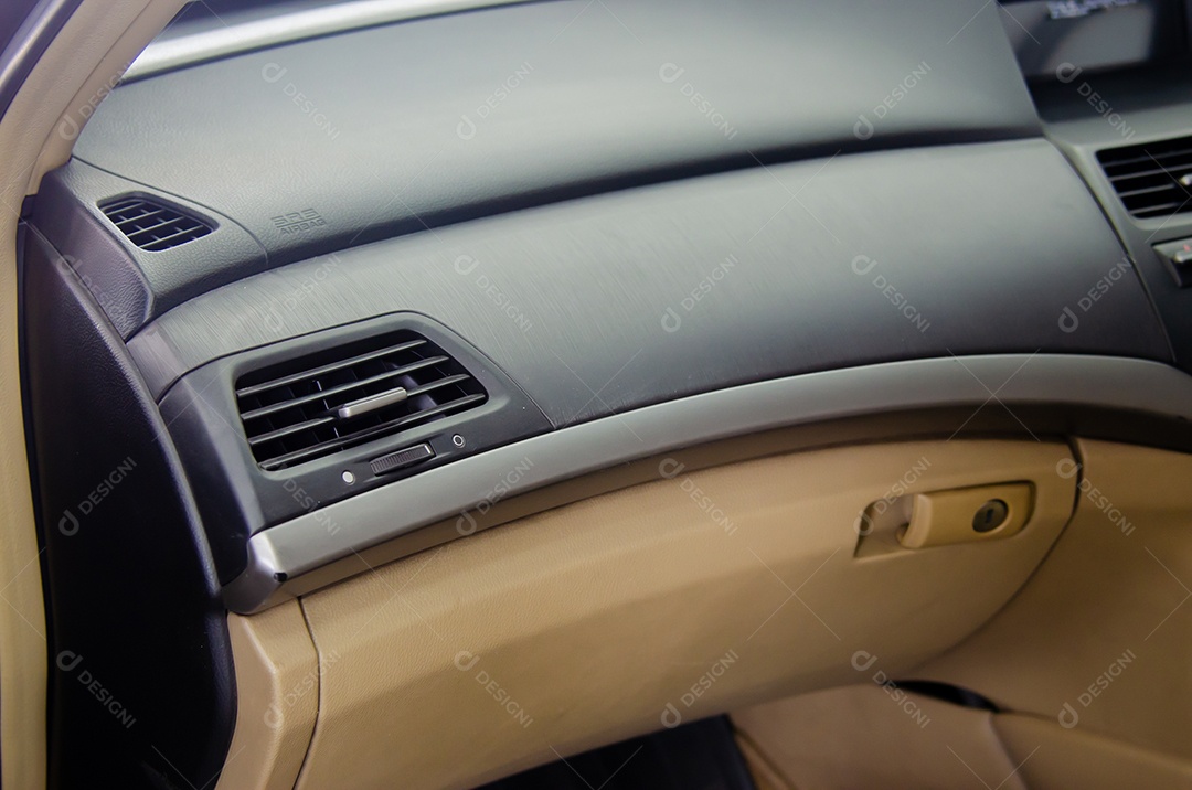 Carro com ar condicionado, decoração moderna na cabine