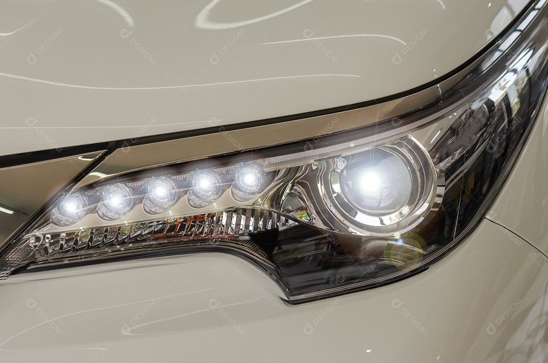 Lâmpada do farol carro de automóvel novo.