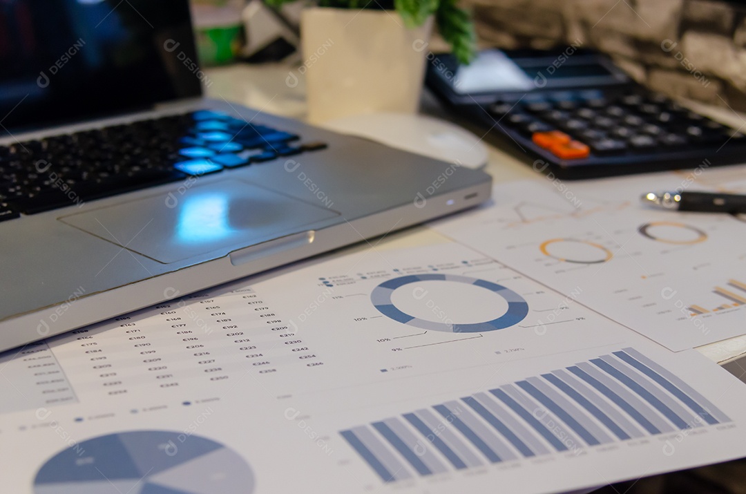 Documentos de negócios gráficos financeiros, análise estatística na mesa.