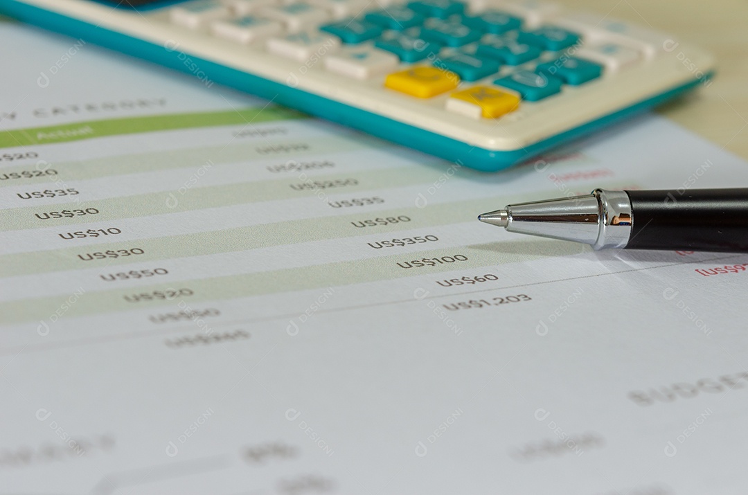 Documentos de negócios e calculadoras caneta na mesa