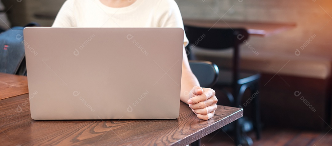 Mulher de negócios casual usando laptop, mulher freelance digitando notebook de computador de teclado no café ou escritório moderno. tecnologia, digital online e conceito de rede