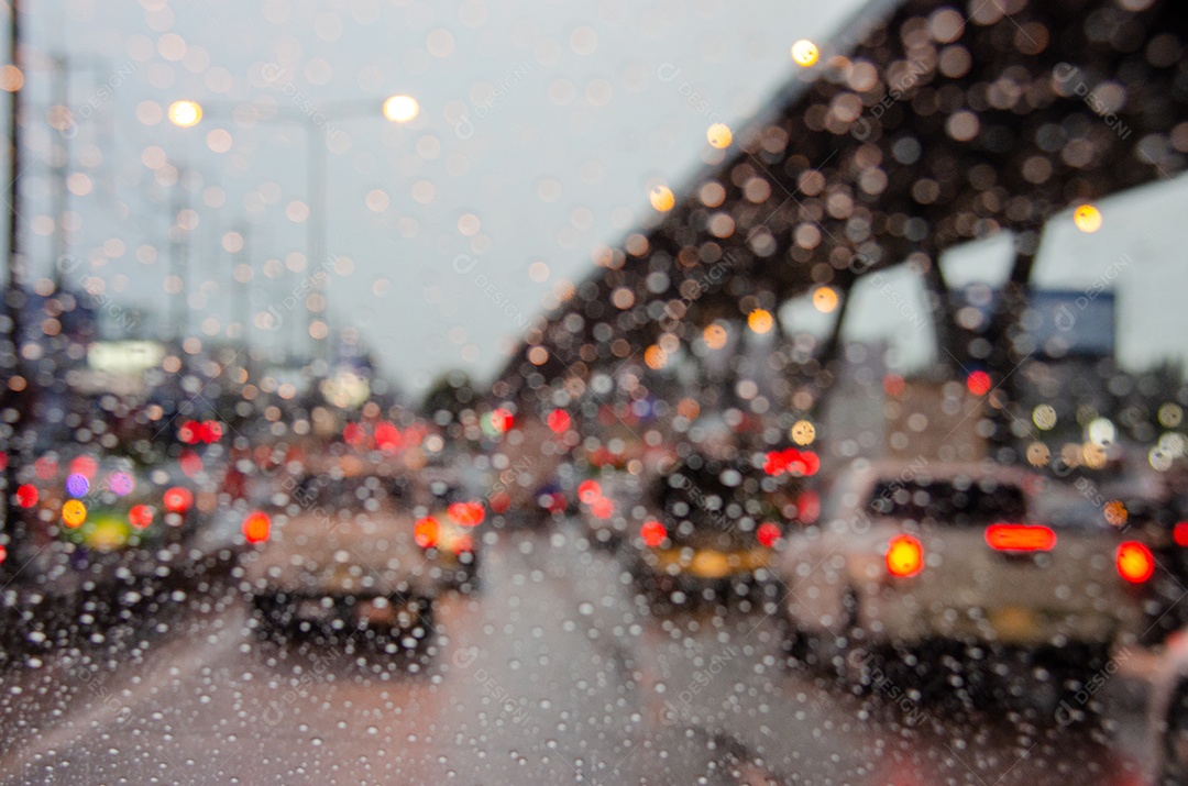 Borrar o carro na estrada no engarrafamento com gota de chuva