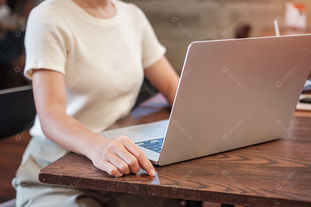 Mulher de negócios casual usando laptop, mulher freelance digitando notebook de computador de teclado no café ou escritório moderno. tecnologia, digital online e conceito de rede