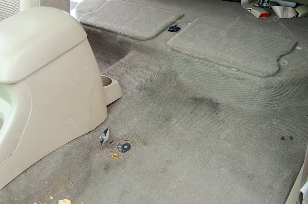 Sujeira no tapete dentro do carro.