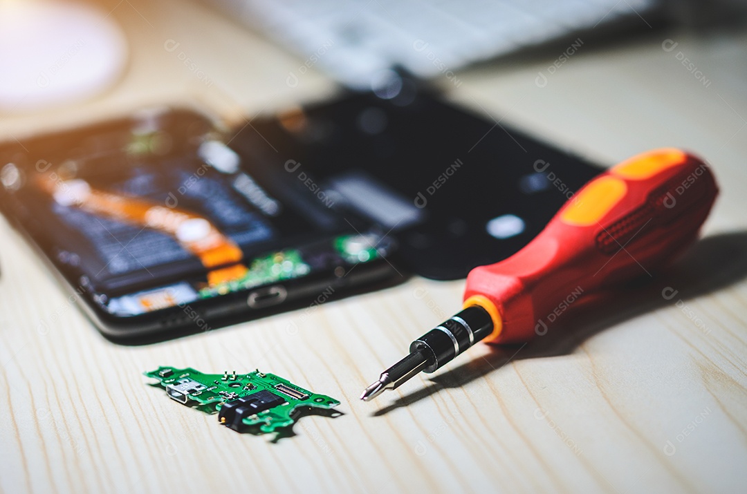 Mude o carregador do painel do chip Reparação do Smartphone em cima da mesa.