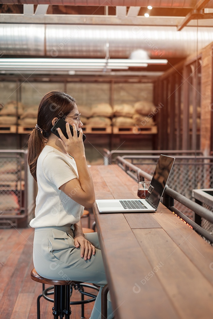 Mulher de negócios casual usando smartphone e laptop, mulher freelance digitando notebook de computador de teclado no café ou escritório moderno. tecnologia, digital online e conceito de rede