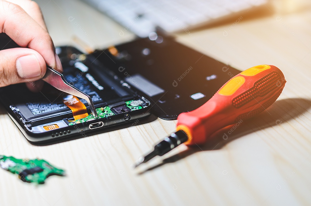 Mude o carregador do painel do chip Reparação do Smartphone em cima da mesa.