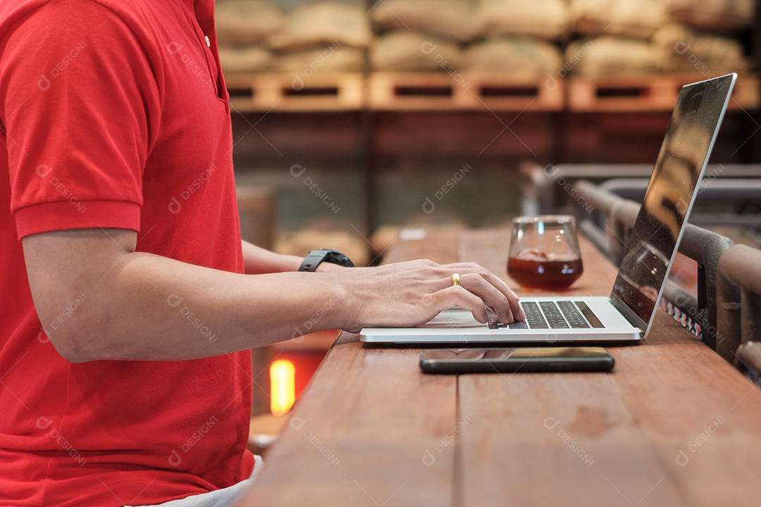 Mulher de negócios casual usando smartphone e laptop, mulher freelance digitando notebook de computador de teclado no café ou escritório moderno. tecnologia, digital online e conceito de rede