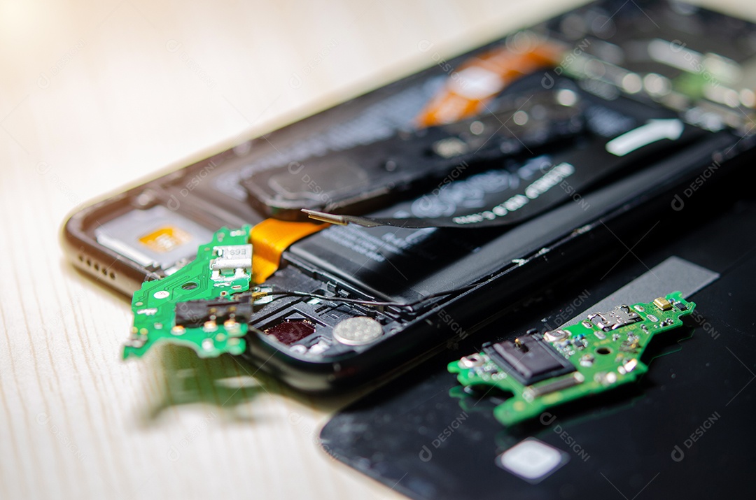 Mude o carregador do painel do chip Reparação do Smartphone em cima da mesa.