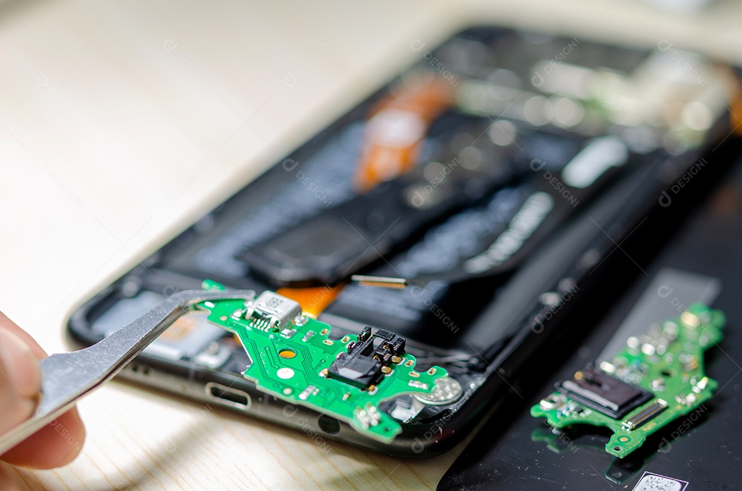 Mude o carregador do painel do chip Reparação do Smartphone em cima da mesa.