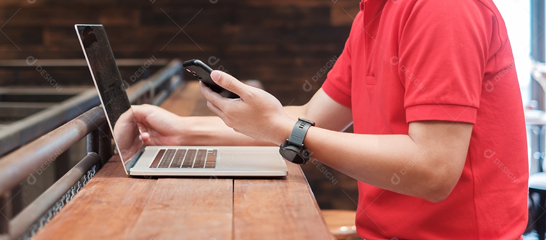 Empresário casual usando smartphone e laptop, homem freelance digitando notebook computador teclado no café ou escritório moderno. tecnologia, digital online e conceito de rede