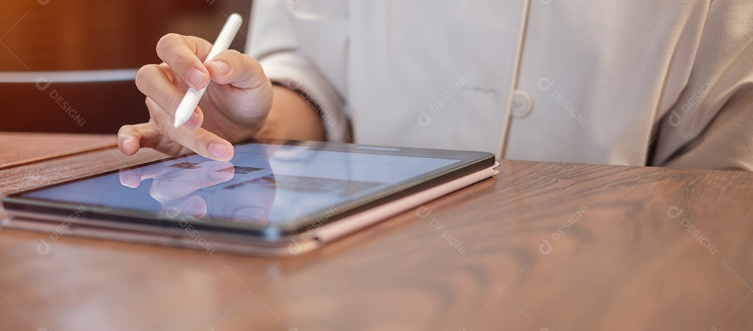 mulher usando tablet para mensagens sms, mão segurando lápis digitando celular touchscreen no café ou escritório moderno. estilo de vida, tecnologia, mídia social e conceito de rede