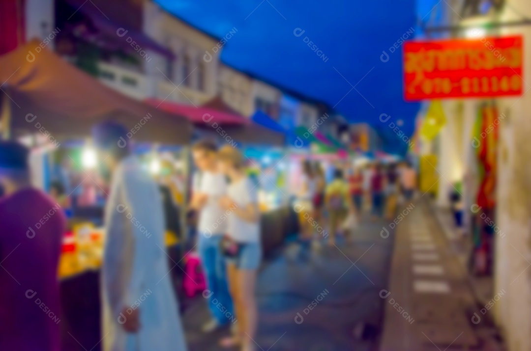 Desfoque as pessoas de compras de comida do Festival como uma imagem de fundo do produto.