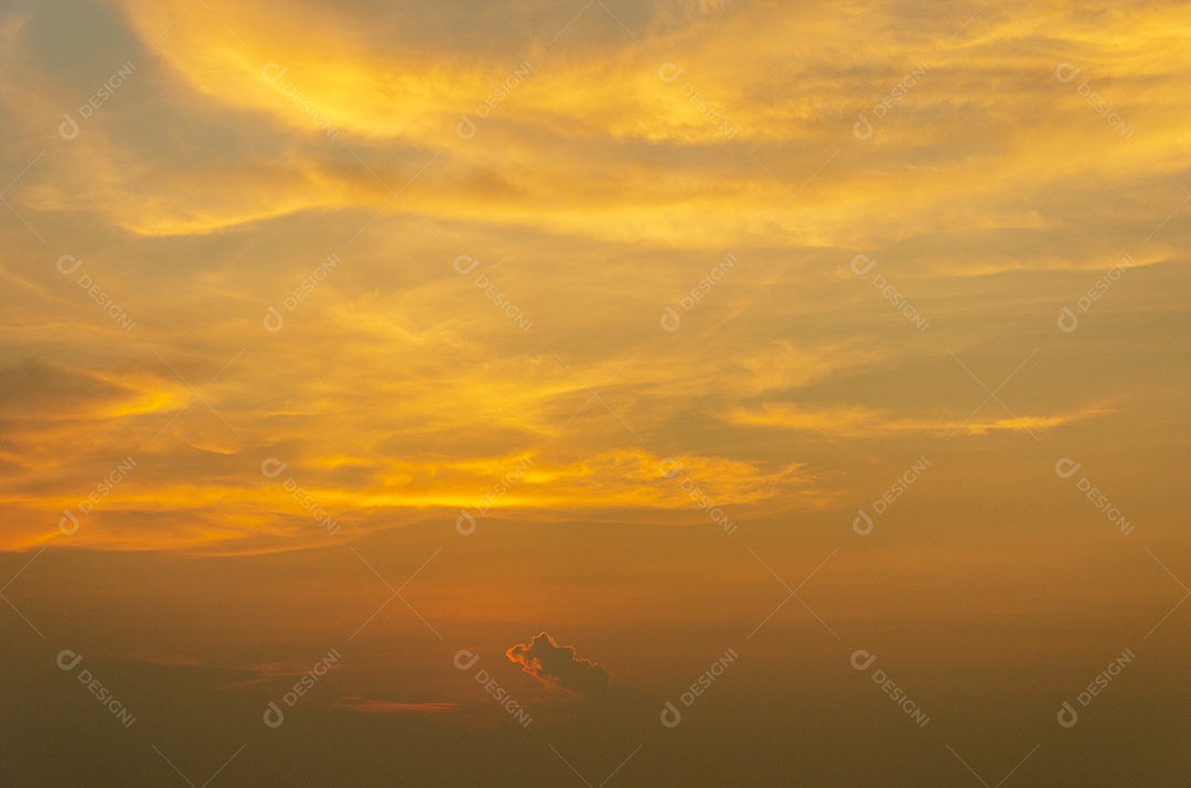 Céu e nuvens coloridos bonitos do por do sol.