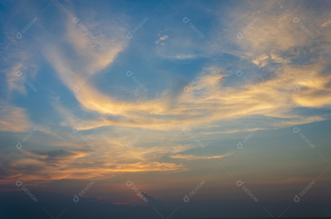 Céu e nuvens coloridos bonitos do por do sol.