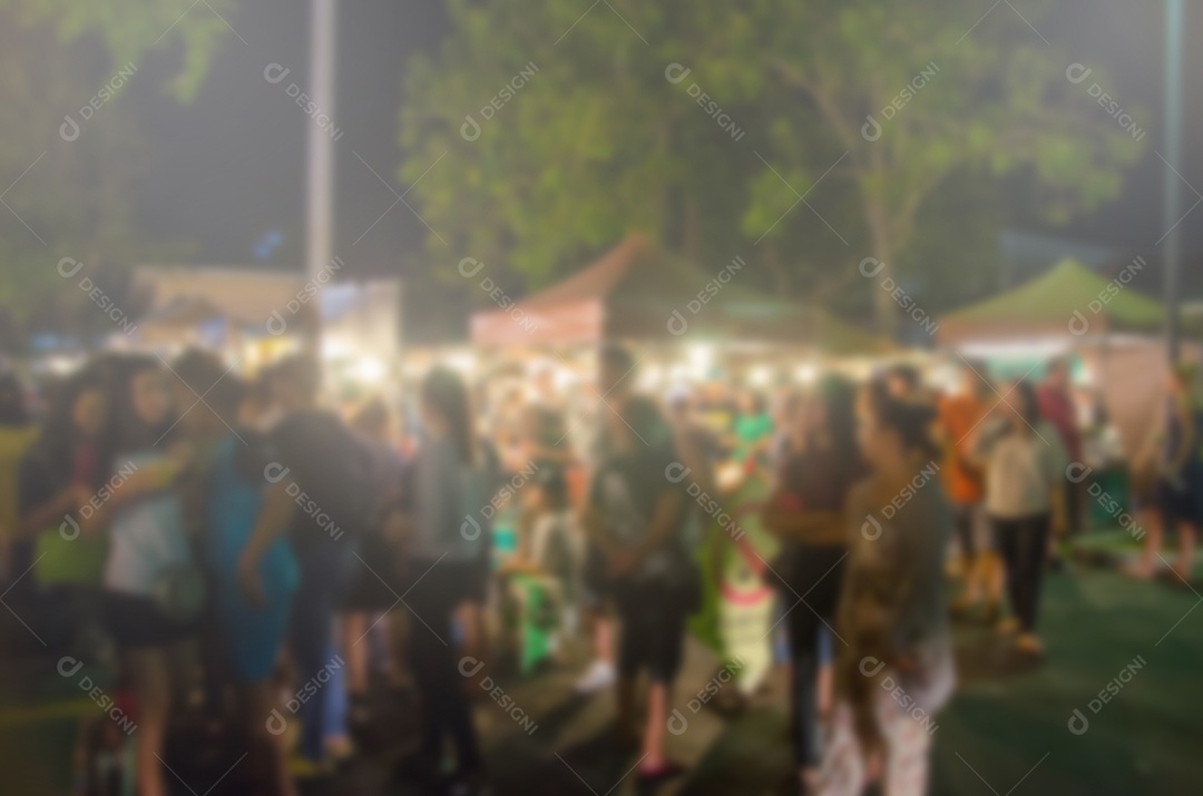 Desfoque as pessoas de compras de comida do Festival como uma imagem de fundo do produto.