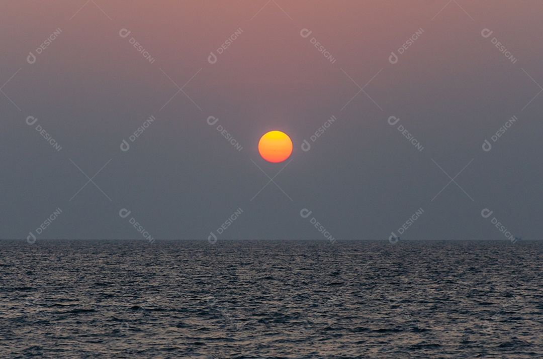 Belas vistas do pôr do sol no mar