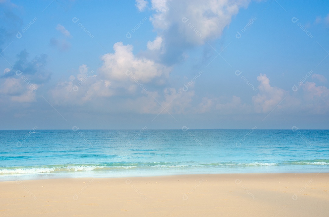 Praia de verão e mar turquesa.