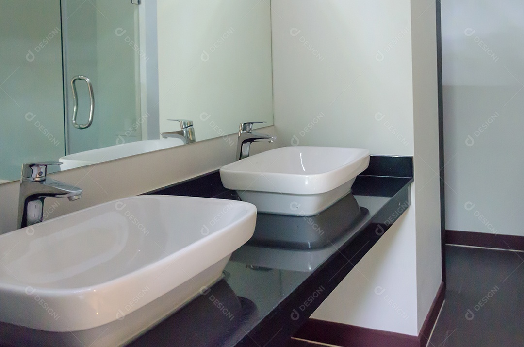 Pias em duas bacias de água, banheiro.