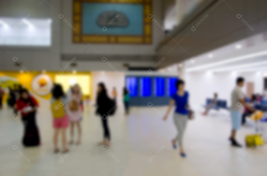 Abstrato desfocar pessoas no aeroporto.