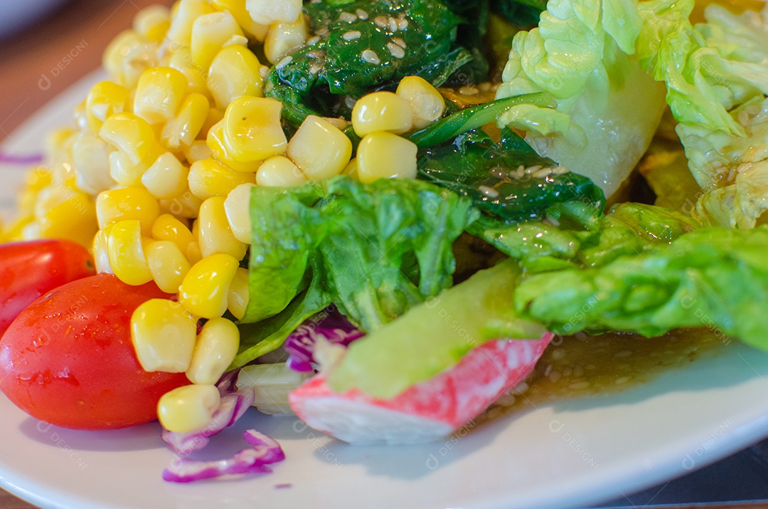 Salada de legumes, alimento valioso e benéfico, não gorduroso.