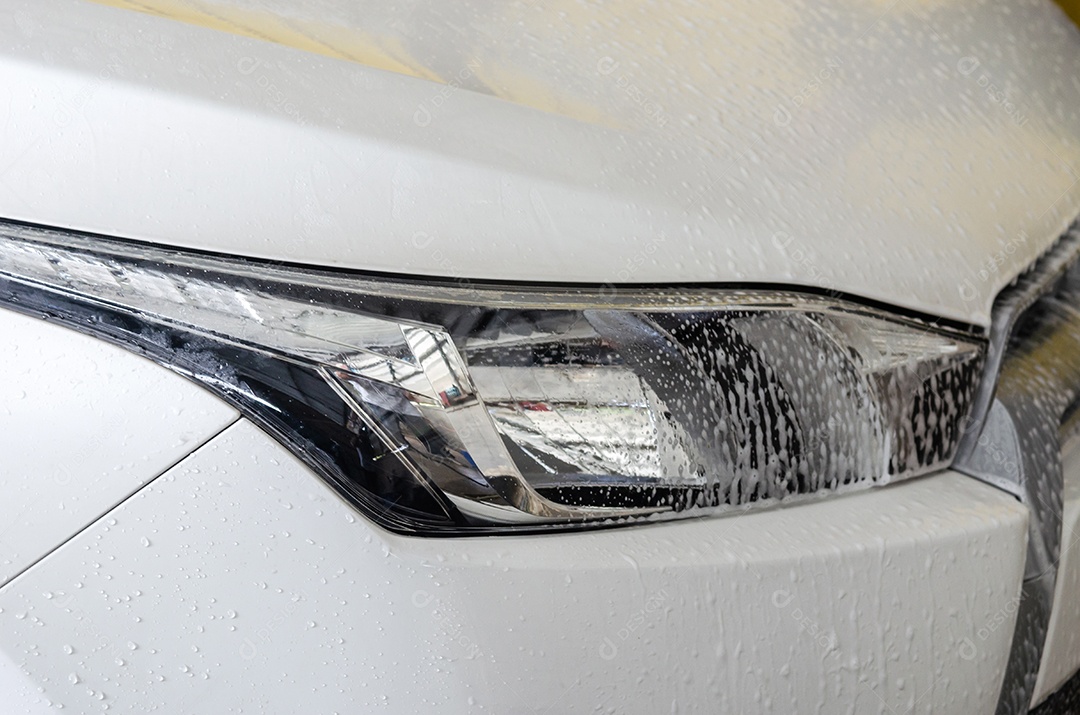 Lave o carro com sabão na loja de lavagem de carros.