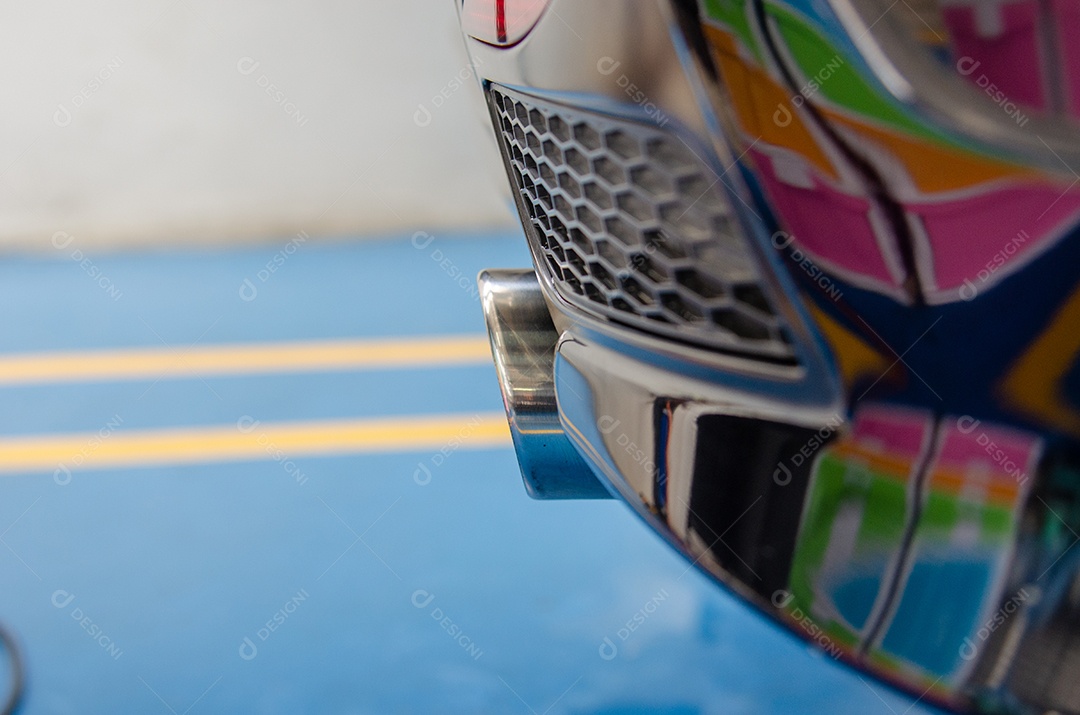 Escape do carro ao deixar um fumo.