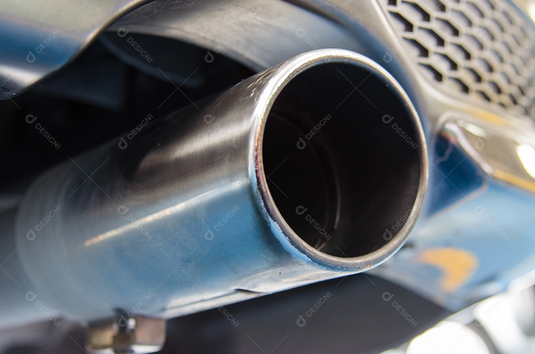 Escape do carro ao deixar um fumo.