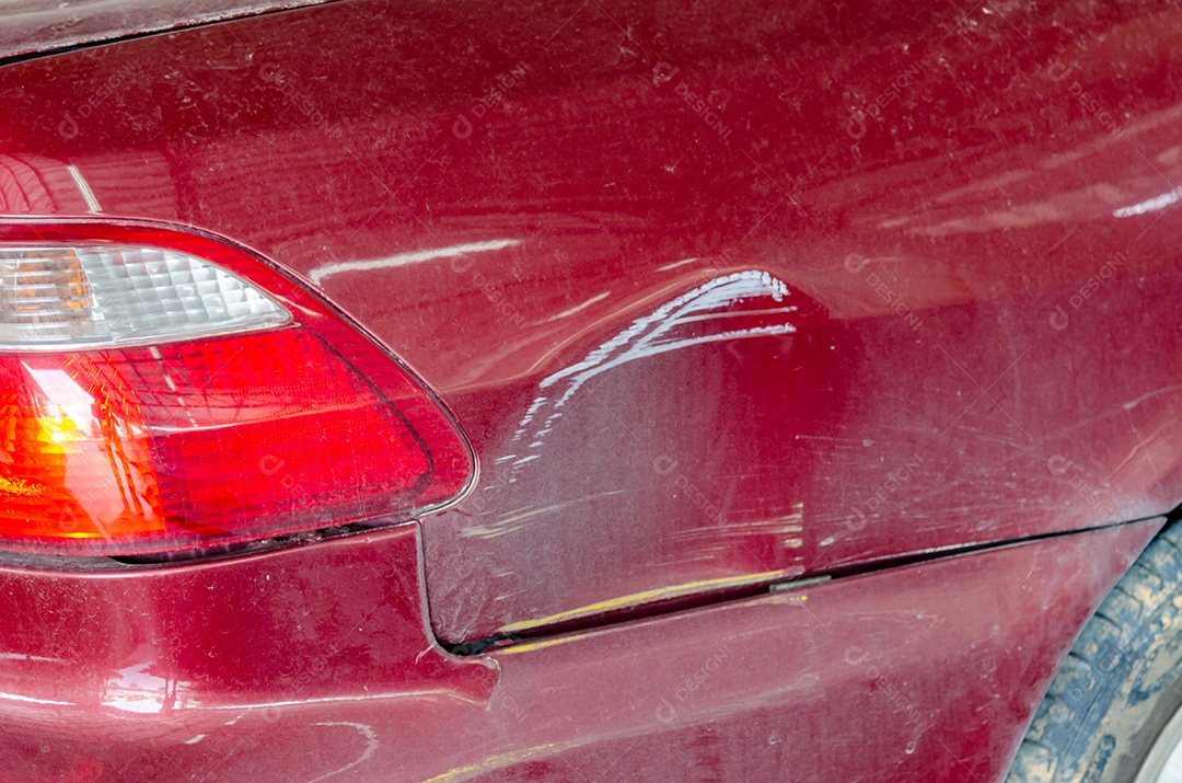 Acidente de carro vermelho do para - choques traseiro e das luzes traseiras.