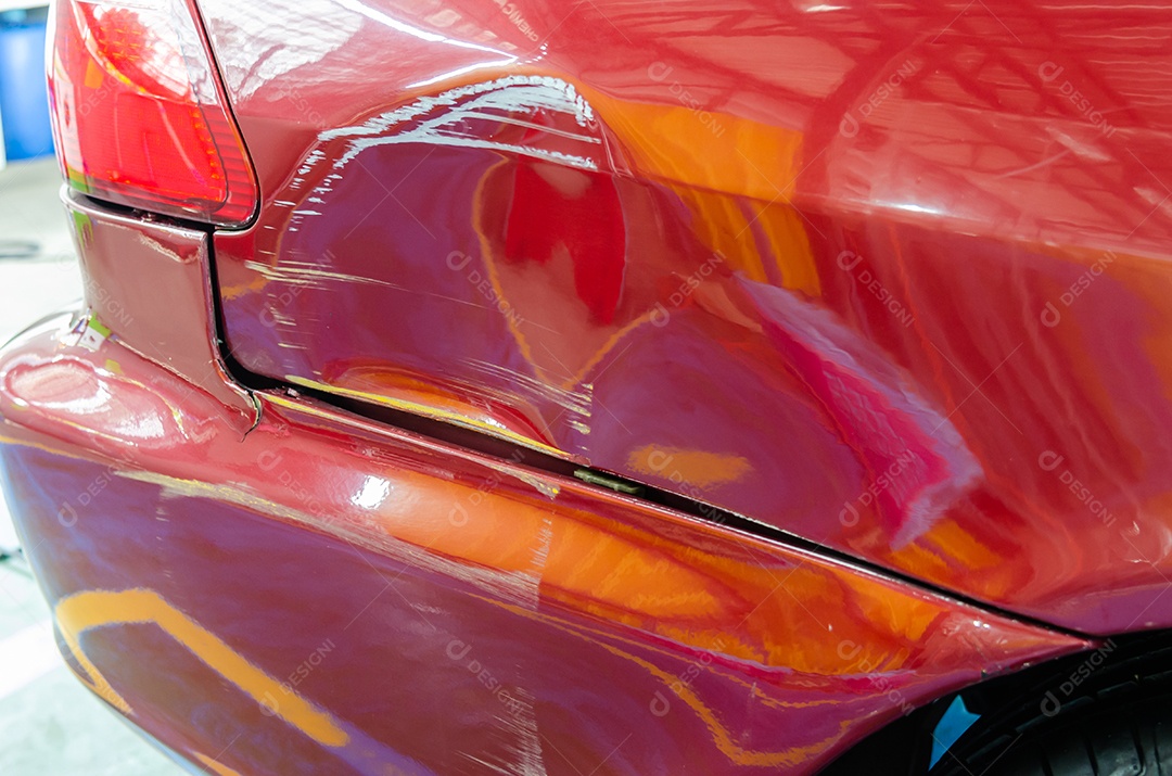 Acidente de carro vermelho do para - choques traseiro e das luzes traseiras.