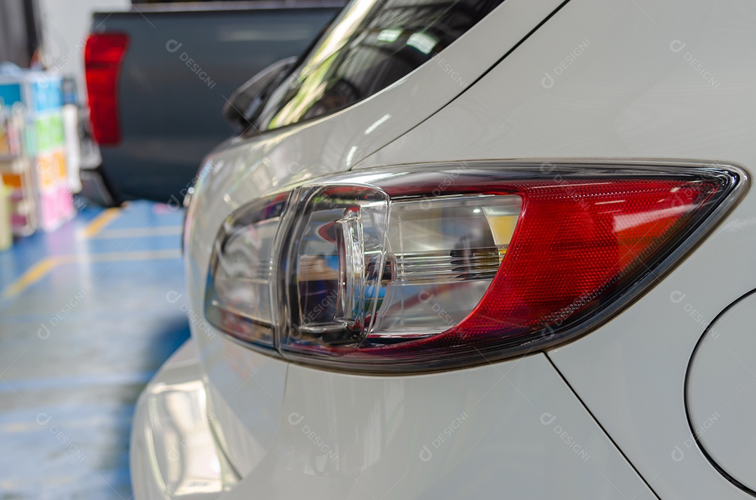 Luz traseira do carro em um carro branco.