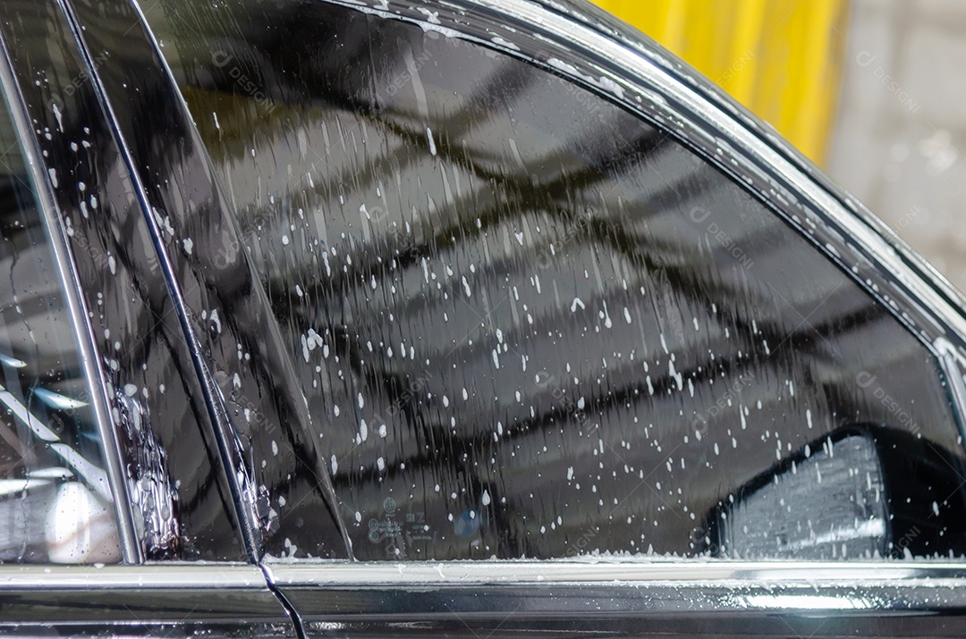 Lave o carro com espuma na estação de lavagem de carros.