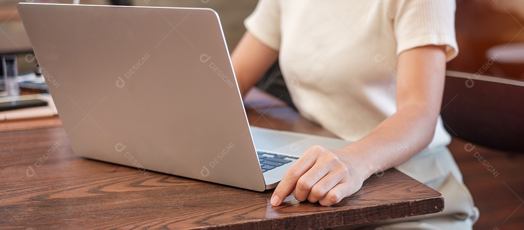 Mulher de negócios casual usando laptop, mulher freelance digitando notebook de computador de teclado no café ou escritório moderno. tecnologia, digital online e conceito de rede