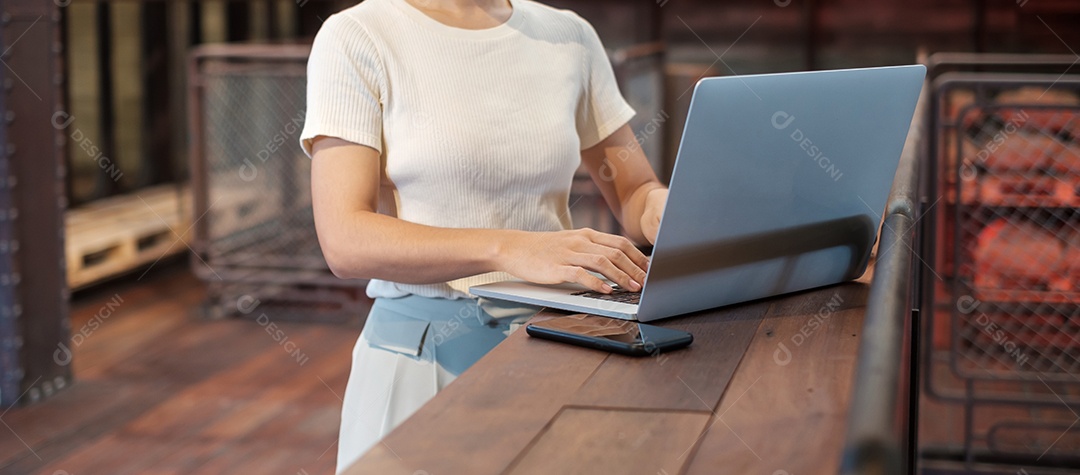 Mulher de negócios casual usando laptop, mulher freelance digitando notebook de computador de teclado no café ou escritório moderno. tecnologia, digital online e conceito de rede