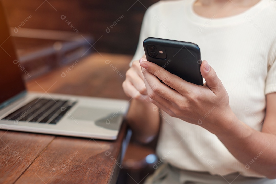 Mulher de negócios casual usando smartphone e laptop, mulher freelance digitando notebook de computador de teclado no café ou escritório moderno. tecnologia, digital online e conceito de rede