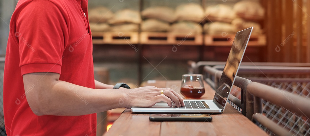 Empresário casual usando smartphone e laptop, homem freelance digitando notebook computador teclado no café ou escritório moderno. tecnologia, digital online e conceito de rede