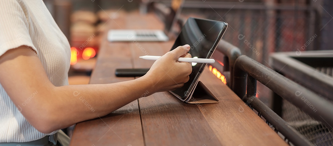 mulher usando tablet para mensagens sms, mão segurando lápis digitando celular touchscreen no café ou escritório moderno. estilo de vida, tecnologia, mídia social e conceito de rede