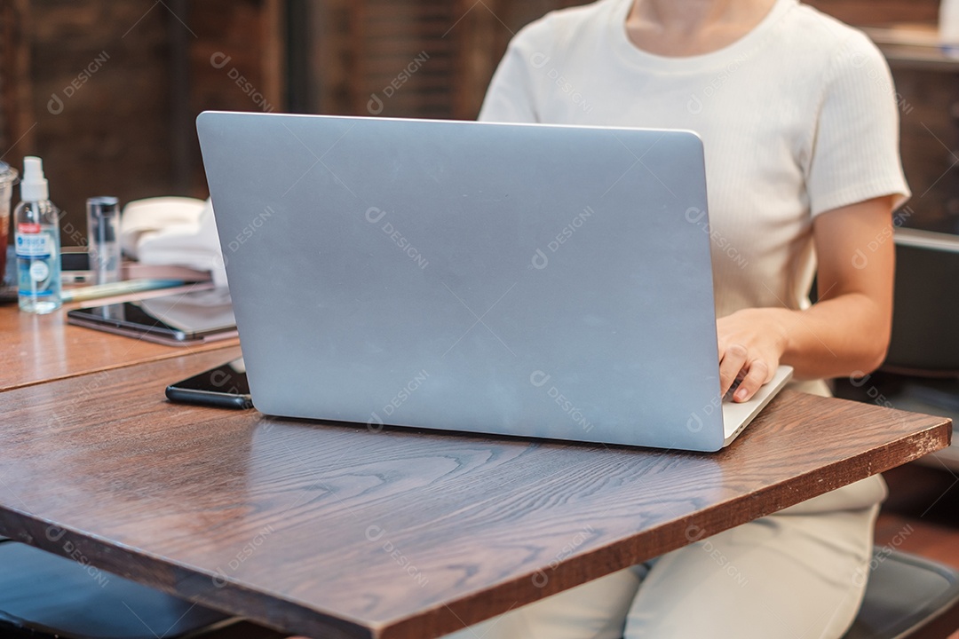 Mulher de negócios casual usando laptop, mulher freelance digitando notebook de computador de teclado no café ou escritório moderno. tecnologia, digital online e conceito de rede