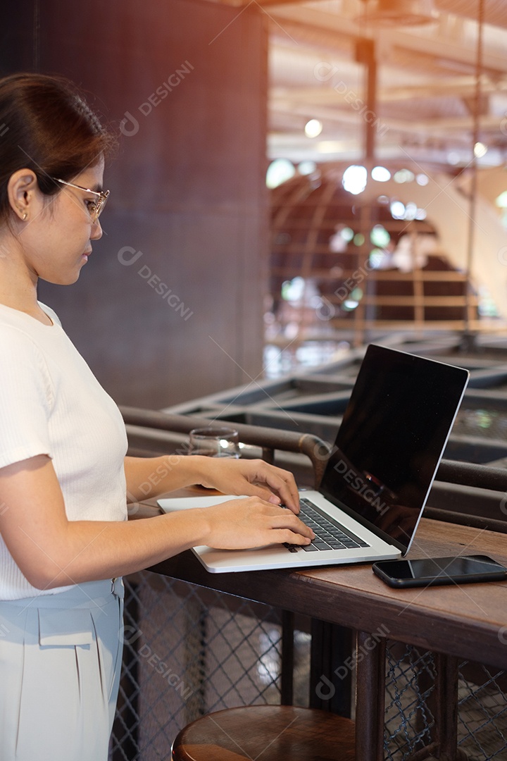 Mulher de negócios casual usando smartphone e laptop, mulher freelance digitando notebook de computador de teclado no café ou escritório moderno. tecnologia, digital online e conceito de rede