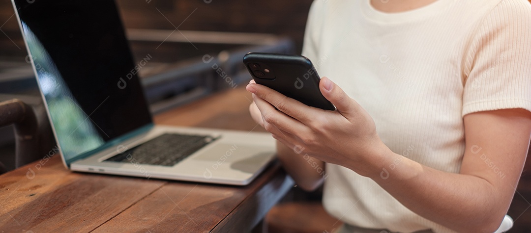 Mulher de negócios casual usando smartphone e laptop, mulher freelance digitando notebook de computador de teclado no café ou escritório moderno. tecnologia, digital online e conceito de rede