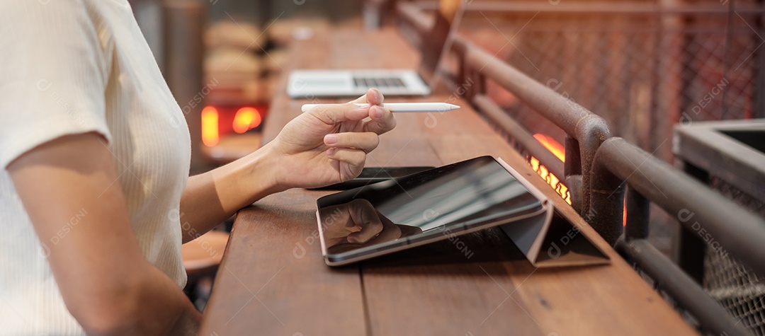 mulher usando tablet para mensagens sms, mão segurando lápis digitando celular touchscreen no café ou escritório moderno. estilo de vida, tecnologia, mídia social e conceito de rede