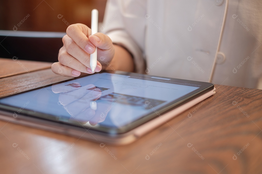 mulher usando tablet para mensagens sms, mão segurando lápis digitando celular touchscreen no café ou escritório moderno. estilo de vida, tecnologia, mídia social e conceito de rede